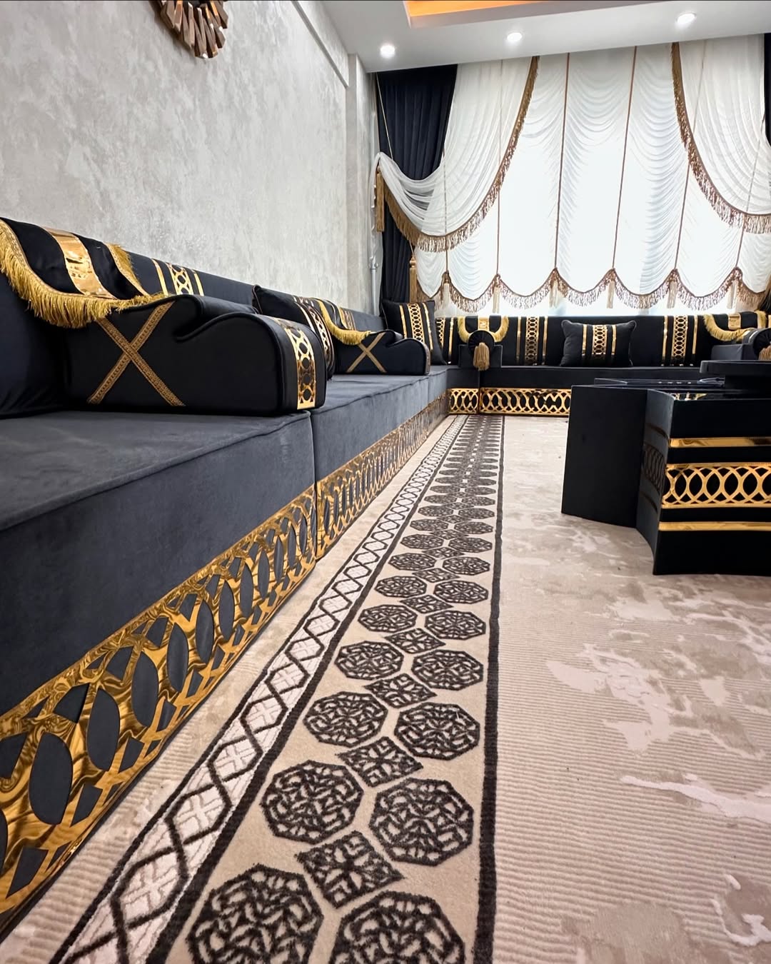 أثاث عربي للمطاعم، كنب مجلس عربي، أثاث مغربي لغرف المعيشة، مقعد خشبي للمطاعم والمقاهي، مجلس عربي، مجلس يمني، كنب سجادة تركية