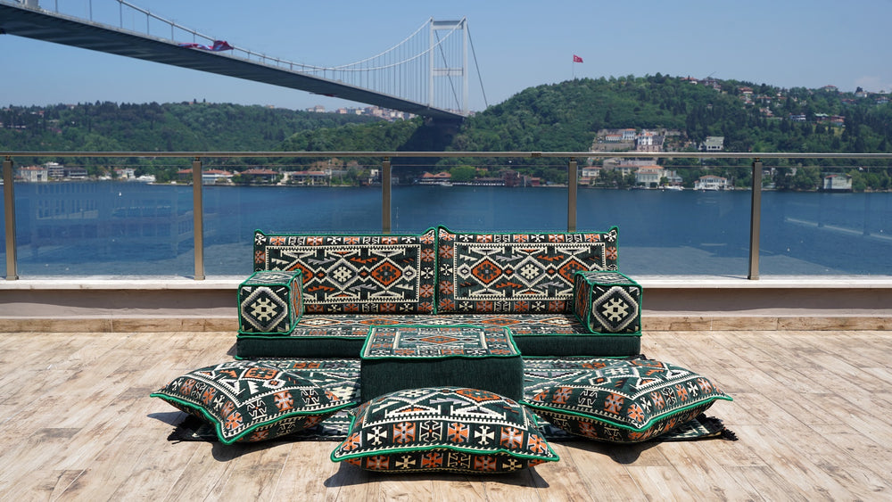 Gelbe orientalische Kissen, arabisches Majlis, arabisches Bodensitzer mit Otomanen und Teppich, Loveseat, marokkanische Bodensitzgruppe, marokkanisches Kissen