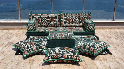 Gelbe orientalische Kissen, arabisches Majlis, arabisches Bodensitzer mit Otomanen und Teppich, Loveseat, marokkanische Bodensitzgruppe, marokkanisches Kissen