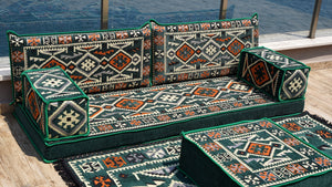 Gelbe orientalische Kissen, arabisches Majlis, arabisches Bodensitzer mit Otomanen und Teppich, Loveseat, marokkanische Bodensitzgruppe, marokkanisches Kissen