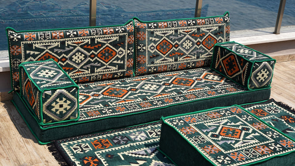 Gelbe orientalische Kissen, arabisches Majlis, arabisches Bodensitzer mit Otomanen und Teppich, Loveseat, marokkanische Bodensitzgruppe, marokkanisches Kissen