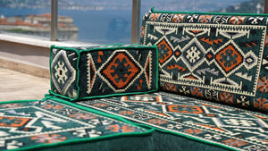 Gelbe orientalische Kissen, arabisches Majlis, arabisches Bodensitzer mit Otomanen und Teppich, Loveseat, marokkanische Bodensitzgruppe, marokkanisches Kissen