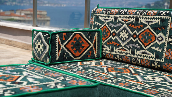 Gelbe orientalische Kissen, arabisches Majlis, arabisches Bodensitzer mit Otomanen und Teppich, Loveseat, marokkanische Bodensitzgruppe, marokkanisches Kissen