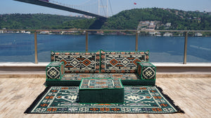 Gelbe orientalische Kissen, arabisches Majlis, arabisches Bodensitzer mit Otomanen und Teppich, Loveseat, marokkanische Bodensitzgruppe, marokkanisches Kissen