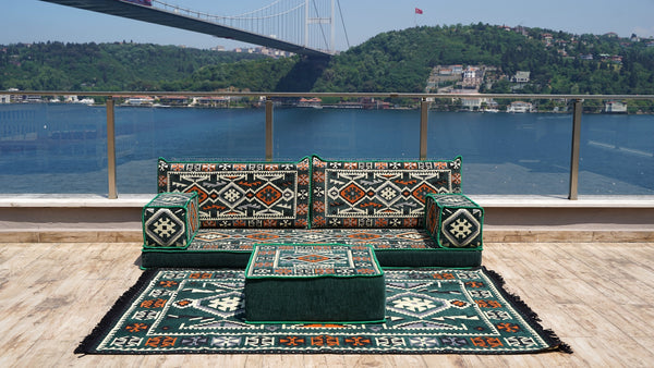 Gelbe orientalische Kissen, arabisches Majlis, arabisches Bodensitzer mit Otomanen und Teppich, Loveseat, marokkanische Bodensitzgruppe, marokkanisches Kissen