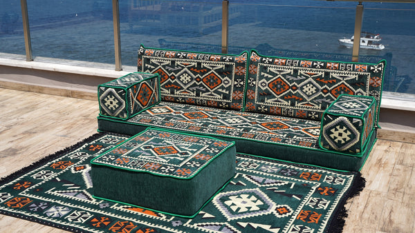 Gelbe orientalische Kissen, arabisches Majlis, arabisches Bodensitzer mit Otomanen und Teppich, Loveseat, marokkanische Bodensitzgruppe, marokkanisches Kissen