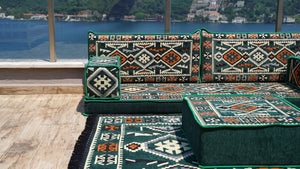 Gelbe orientalische Kissen, arabisches Majlis, arabisches Bodensitzer mit Otomanen und Teppich, Loveseat, marokkanische Bodensitzgruppe, marokkanisches Kissen