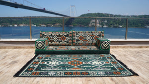 Gelbe orientalische Kissen, arabisches Majlis, arabisches Bodensitzer mit Otomanen und Teppich, Loveseat, marokkanische Bodensitzgruppe, marokkanisches Kissen