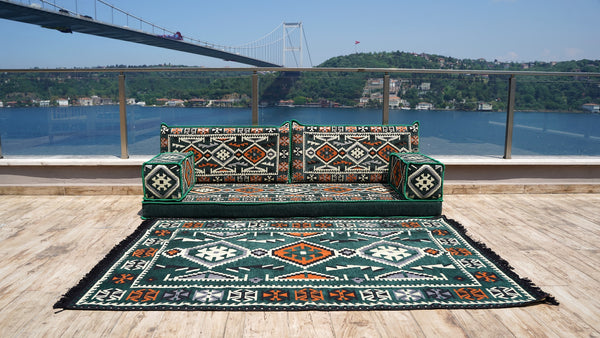 Gelbe orientalische Kissen, arabisches Majlis, arabisches Bodensitzer mit Otomanen und Teppich, Loveseat, marokkanische Bodensitzgruppe, marokkanisches Kissen