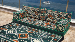 Gelbe orientalische Kissen, arabisches Majlis, arabisches Bodensitzer mit Otomanen und Teppich, Loveseat, marokkanische Bodensitzgruppe, marokkanisches Kissen