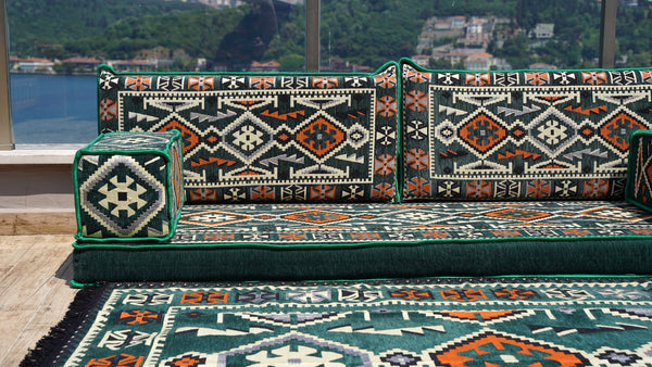 Gelbe orientalische Kissen, arabisches Majlis, arabisches Bodensitzer mit Otomanen und Teppich, Loveseat, marokkanische Bodensitzgruppe, marokkanisches Kissen