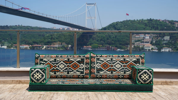 Gelbe orientalische Kissen, arabisches Majlis, arabisches Bodensitzer mit Otomanen und Teppich, Loveseat, marokkanische Bodensitzgruppe, marokkanisches Kissen