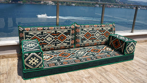 Gelbe orientalische Kissen, arabisches Majlis, arabisches Bodensitzer mit Otomanen und Teppich, Loveseat, marokkanische Bodensitzgruppe, marokkanisches Kissen