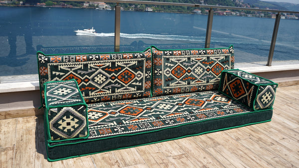 Gelbe orientalische Kissen, arabisches Majlis, arabisches Bodensitzer mit Otomanen und Teppich, Loveseat, marokkanische Bodensitzgruppe, marokkanisches Kissen