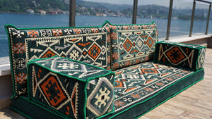 Gelbe orientalische Kissen, arabisches Majlis, arabisches Bodensitzer mit Otomanen und Teppich, Loveseat, marokkanische Bodensitzgruppe, marokkanisches Kissen