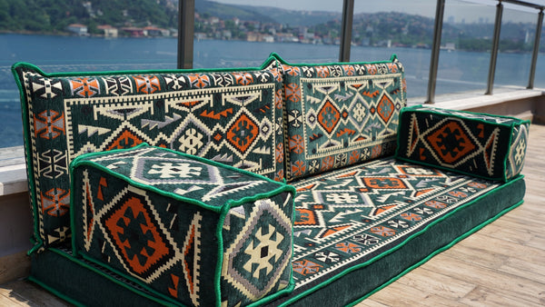 Gelbe orientalische Kissen, arabisches Majlis, arabisches Bodensitzer mit Otomanen und Teppich, Loveseat, marokkanische Bodensitzgruppe, marokkanisches Kissen