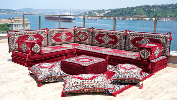 Bordeauxfarbene L-förmige Sofas, arabische Sofagarnitur, Terrassen-Palettensofa, Bodenkissen, arabisches Majlis, Poufs