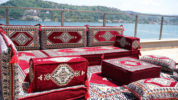 Bordeauxfarbene L-förmige Sofas, arabische Sofagarnitur, Terrassen-Palettensofa, Bodenkissen, arabisches Majlis, Poufs