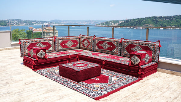 Bordeauxfarbene L-förmige Sofas, arabische Sofagarnitur, Terrassen-Palettensofa, Bodenkissen, arabisches Majlis, Poufs