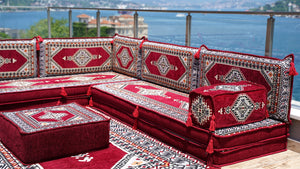 Bordeauxfarbene L-förmige Sofas, arabische Sofagarnitur, Terrassen-Palettensofa, Bodenkissen, arabisches Majlis, Poufs