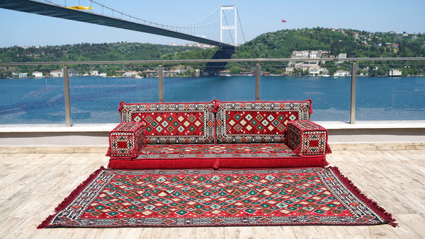 Einzelne rote Bodenkissen in spezieller Form, modernes arabisches Majlis-Set, Bodensofa-Set, ethnisches Sofa, arabisches Sofa mit Ottomanen und Teppich