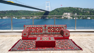 Einzelne rote Bodenkissen in spezieller Form, modernes arabisches Majlis-Set, Bodensofa-Set, ethnisches Sofa, arabisches Sofa mit Ottomanen und Teppich