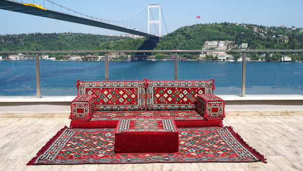 Einzelne rote Bodenkissen in spezieller Form, modernes arabisches Majlis-Set, Bodensofa-Set, ethnisches Sofa, arabisches Sofa mit Ottomanen und Teppich