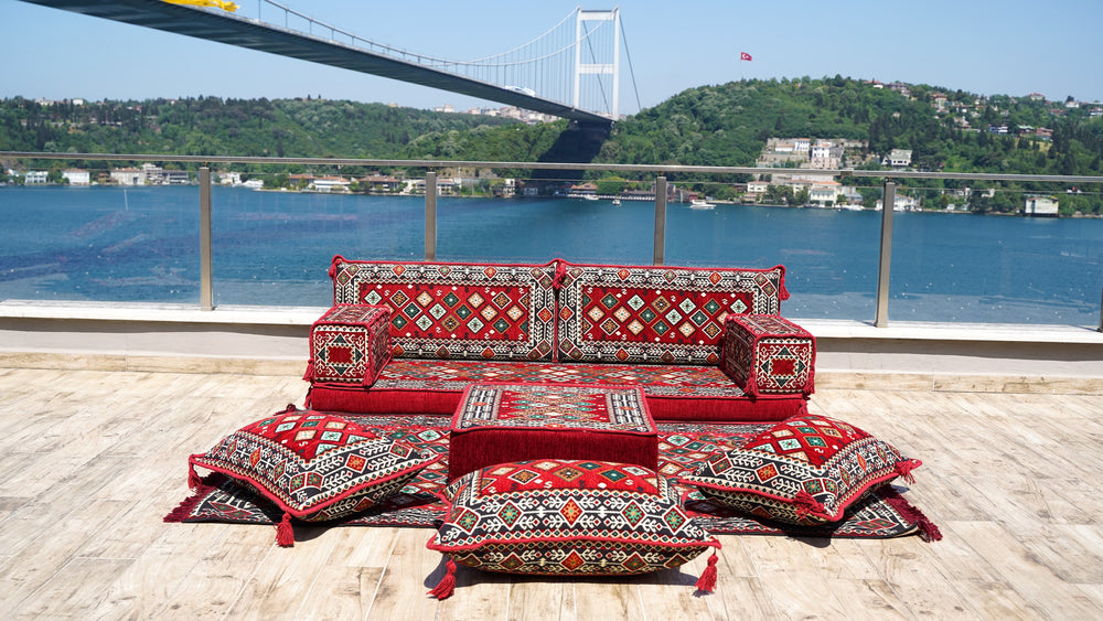 Einzelne rote Bodenkissen in spezieller Form, modernes arabisches Majlis-Set, Bodensofa-Set, ethnisches Sofa, arabisches Sofa mit Ottomanen und Teppich