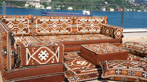 Braunes L-förmiges Ecksofa, Innenarchitektur, marokkanische Wohndekoration, Bodenkissen, Bankkissen