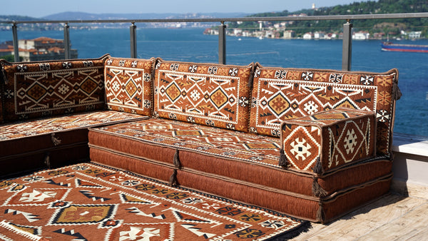 Braunes L-förmiges Ecksofa, Innenarchitektur, marokkanische Wohndekoration, Bodenkissen, Bankkissen