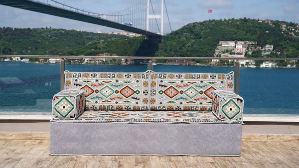 أريكة أرضية رمادية، مجلس عربي، أريكة غرفة معيشة مغربية، أريكة أرضية تركية مع أريكة عثمانية وسجادة، وسائد عرقية، أرائك حديقة تراس