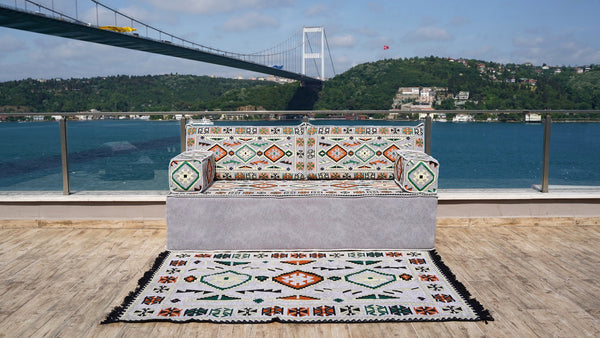 أريكة أرضية رمادية، مجلس عربي، أريكة غرفة معيشة مغربية، أريكة أرضية تركية مع أريكة عثمانية وسجادة، وسائد عرقية، أرائك حديقة تراس