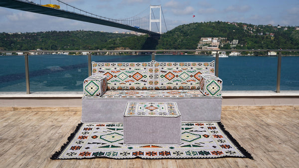 أريكة أرضية رمادية، مجلس عربي، أريكة غرفة معيشة مغربية، أريكة أرضية تركية مع أريكة عثمانية وسجادة، وسائد عرقية، أرائك حديقة تراس