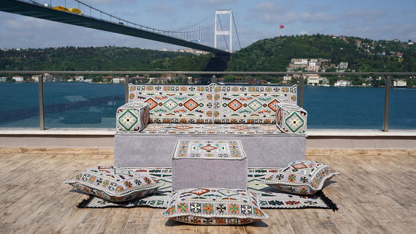 أريكة أرضية رمادية، مجلس عربي، أريكة غرفة معيشة مغربية، أريكة أرضية تركية مع أريكة عثمانية وسجادة، وسائد عرقية، أرائك حديقة تراس