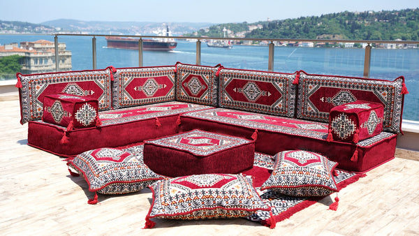 Bordeauxfarbene L-förmige Sofas, arabische Sofagarnitur, Terrassen-Palettensofa, Bodenkissen, arabisches Majlis, Poufs