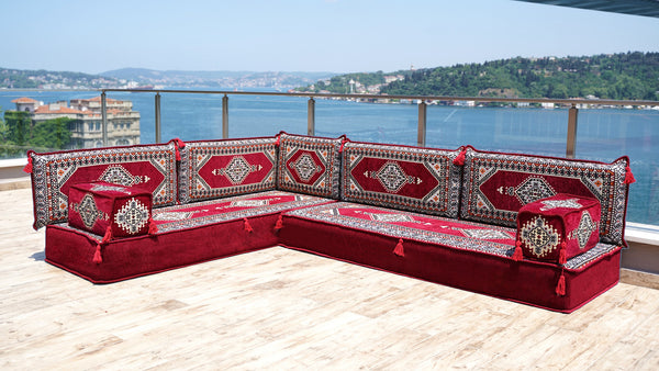 Bordeauxfarbene L-förmige Sofas, arabische Sofagarnitur, Terrassen-Palettensofa, Bodenkissen, arabisches Majlis, Poufs