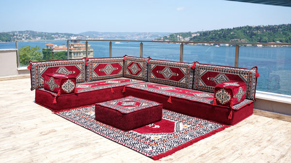 Bordeauxfarbene L-förmige Sofas, arabische Sofagarnitur, Terrassen-Palettensofa, Bodenkissen, arabisches Majlis, Poufs