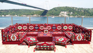 Maroonfarbenes arabisches Majlis, U-förmiges arabisches Sitzsofa, orientalische Bodenmatratze, Bankkissen
