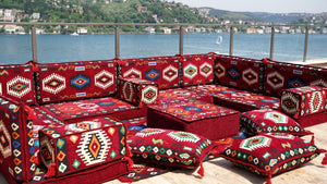 Maroonfarbenes arabisches Majlis, U-förmiges arabisches Sitzsofa, orientalische Bodenmatratze, Bankkissen