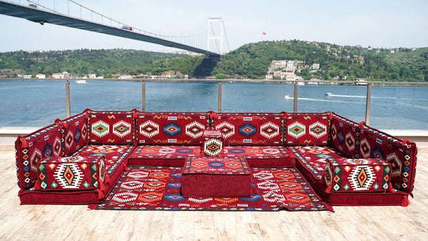 Maroonfarbenes arabisches Majlis, U-förmiges arabisches Sitzsofa, orientalische Bodenmatratze, Bankkissen
