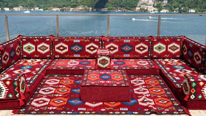 Maroonfarbenes arabisches Majlis, U-förmiges arabisches Sitzsofa, orientalische Bodenmatratze, Bankkissen