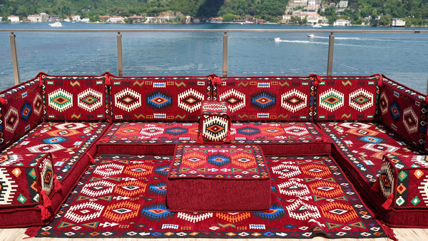 Maroonfarbenes arabisches Majlis, U-förmiges arabisches Sitzsofa, orientalische Bodenmatratze, Bankkissen
