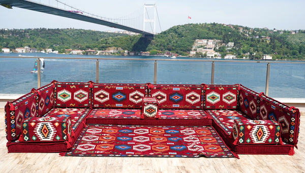 Maroonfarbenes arabisches Majlis, U-förmiges arabisches Sitzsofa, orientalische Bodenmatratze, Bankkissen