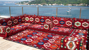 Maroonfarbenes arabisches Majlis, U-förmiges arabisches Sitzsofa, orientalische Bodenmatratze, Bankkissen