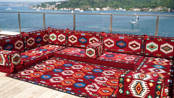 Maroonfarbenes arabisches Majlis, U-förmiges arabisches Sitzsofa, orientalische Bodenmatratze, Bankkissen