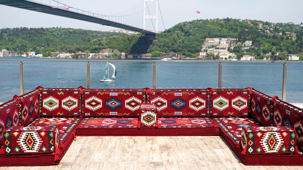 Maroonfarbenes arabisches Majlis, U-förmiges arabisches Sitzsofa, orientalische Bodenmatratze, Bankkissen
