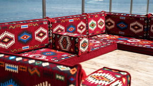 Maroonfarbenes arabisches Majlis, U-förmiges arabisches Sitzsofa, orientalische Bodenmatratze, Bankkissen