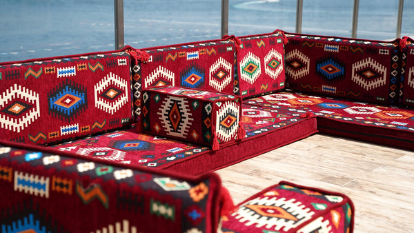Maroonfarbenes arabisches Majlis, U-förmiges arabisches Sitzsofa, orientalische Bodenmatratze, Bankkissen