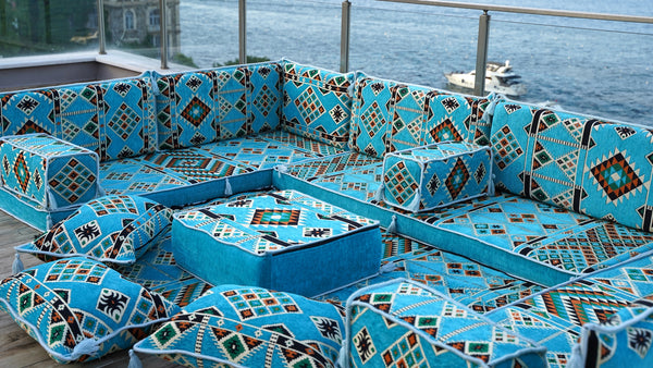 أرائك مقطعية على شكل حرف U باللون الأزرق الفاتح، وسائد أرضية، طقم أريكة أرضية عربية، أريكة حديقة من البليت، مجلس عربي