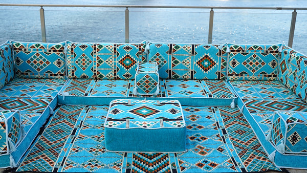 أرائك مقطعية على شكل حرف U باللون الأزرق الفاتح، وسائد أرضية، طقم أريكة أرضية عربية، أريكة حديقة من البليت، مجلس عربي